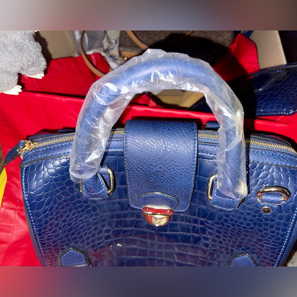 Dasein Large Blue Alligator Embossed Hand/Shoulder Bag with Matching Wristlet. - Picture 6 of 16